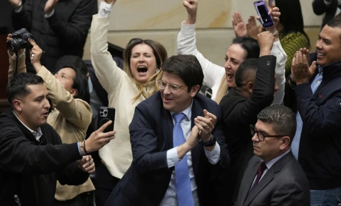 Miguel Uribe Turbay (centro, con corbata azul), senador colombiano y candidato presidencial por el partido derechista Centro Democrático, celebra tras votar en contra de un referéndum de reforma laboral propuesto por el gobierno, en Bogotá, Colombia, el 14 de mayo de 2025. Foto: AP