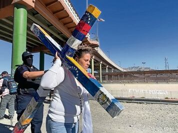 Migrantes realizan su propio viacrucis en Ciudad Juárez