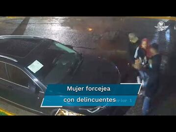 Mujer se aferra a su hija y evita robo de su camioneta en Naucalpan, Edomex