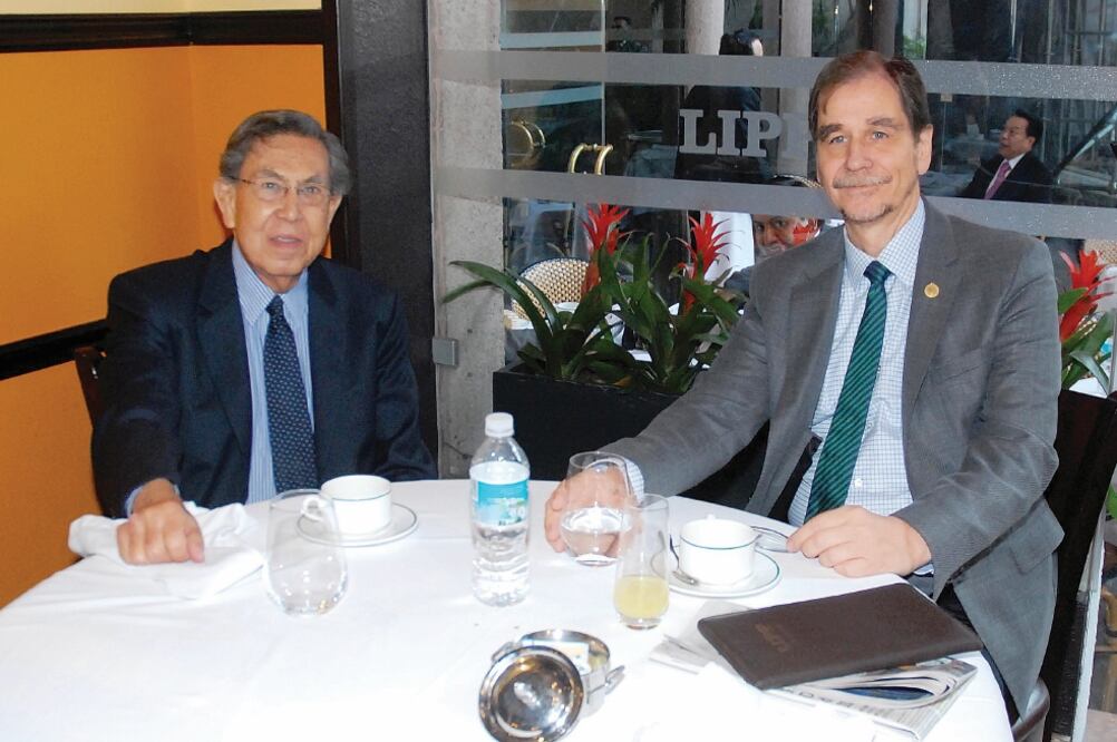 Cuauhtémoc Cárdenas, ex líder del PRD, durante un desayuno con el diputado aspirante a dirigir ese partido, Agustín Basave (ESPECIAL)