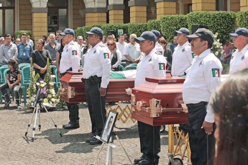 Autoridades y agentes policiacos de Orizaba despidieron a los elementos caídos en un operativo en el penal La Toma y que terminó en motín. Uno de ellos es Cirilo, quien estaba asignado a la seguridad del DIF. Foto: ESPECIAL