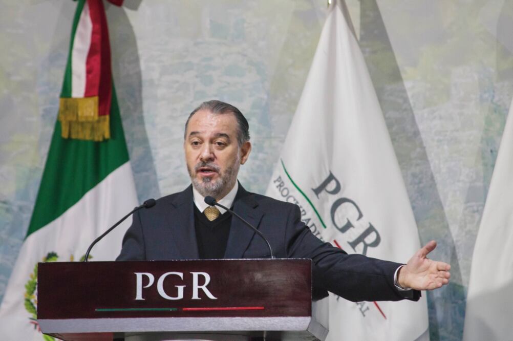 El titular de la PGR, Raúl Cervantes, pidió a los 288 nuevos funcionarios de su dependencia responder al compromiso que tienen con los ciudadanos (DEMIAN CHÁVES. EL UNIVERSAL)