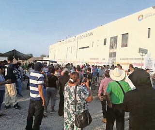 Protesta afuera de hospital; muere por Covid