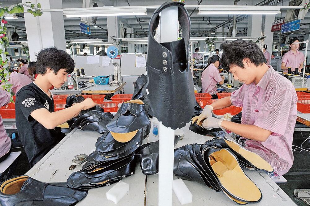 La subvaluación es una modalidad de contrabando en la que se ingresan productos a un país por debajo de su precio de mercado; de acuerdo con la industria del calzado de Guanajuato, 45% de las importaciones fueron subvaluadas. Foto: ARCHIVO EL UNIVERSAL