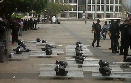 Maestros acusan de mantener como “rehenes” a detenidos