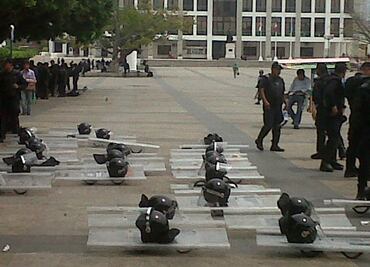 Maestros acusan de mantener como “rehenes” a detenidos