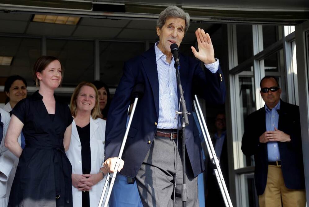 "Es realmente maravilloso solo el hecho de salir, ver el verano", afirmó Kerry a la puerta del hospital apoyado en muletas Foto: AP