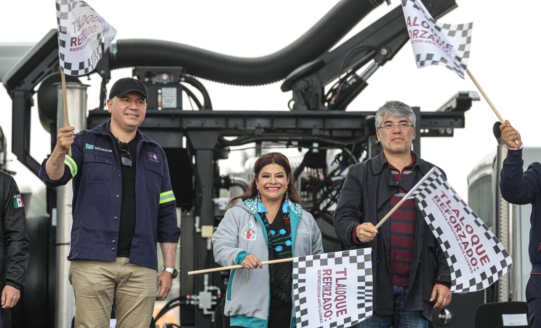 Clara Brugada da el banderazo de salida al Operativo Tlaloque Reforzado que incluye la entrega de camiones hidroneumáticos y nuevos vehículos para atender lluvias y fugas de agua. (Foto: especial)