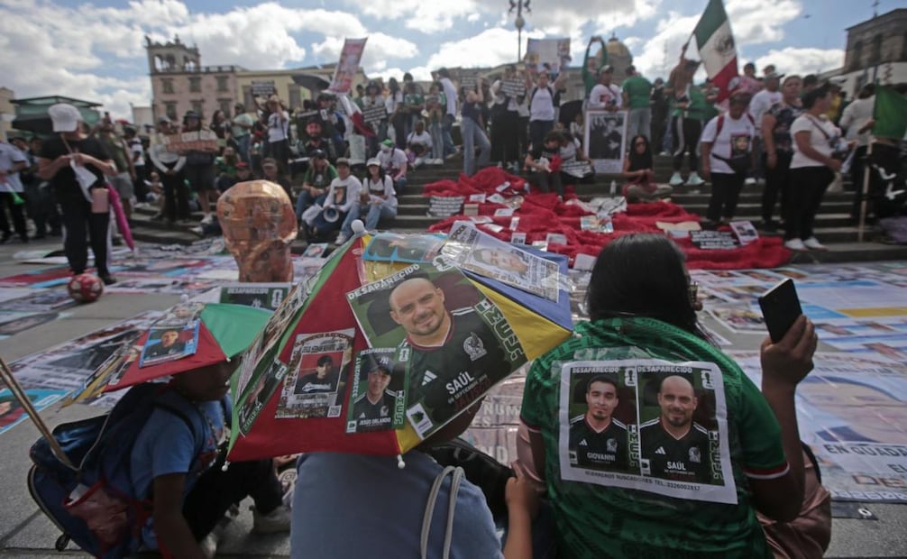 Colectivos de búsqueda se manifiestan en Guadalajara; conviven con aficionados del partido. FOTO: FERNANDO CARRANZA GARCIA / CUARTOSCURO.COM