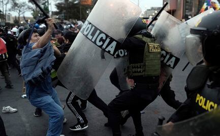Manifestantes rompen cerco policial y llegan a exteriores del Congreso de Perú