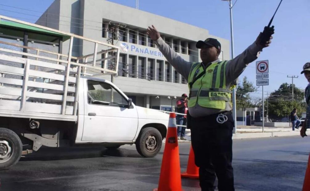 Los manifestantes cerraron un carril justo en la entrada del aeropuerto, lo que provocó caos vial (11/03/2025). Foto: Especial