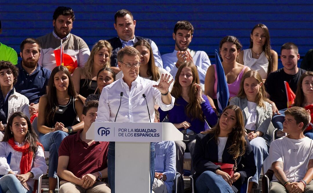 El líder del Partido Popular, Alberto Núñez-Feijóo, durante el acto del celebrado en la plaza de Felipe II en defensa de la igualdad de todos los españoles, este domingo en Madrid. Foto: EFE
