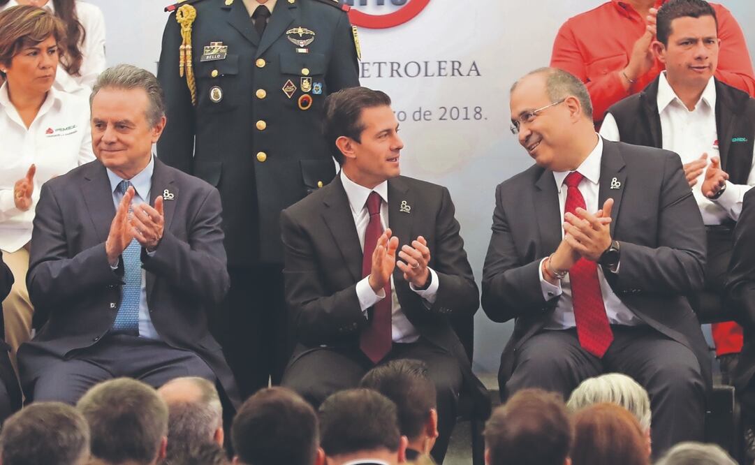 Carlos Alberto Treviño Medina (der.) dirigió Pemex en el último año del sexenio de Enrique Peña Nieto. Archivo El Universal