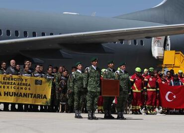 ¡Bienvenidos! Llegan al AIFA rescatistas y binomios caninos, tras misión de rescate en Turquía