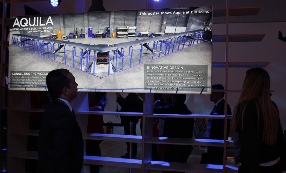 En el marco del Foro de APEC en Lima, Facebook montó un stand donde explica el funcionamiento de su dron "Aquila". (Foto: Xinhua)
