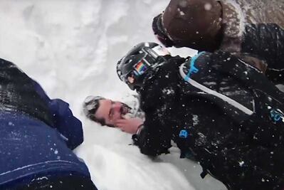 Rescatan a hombre sepultado por avalancha de nieve