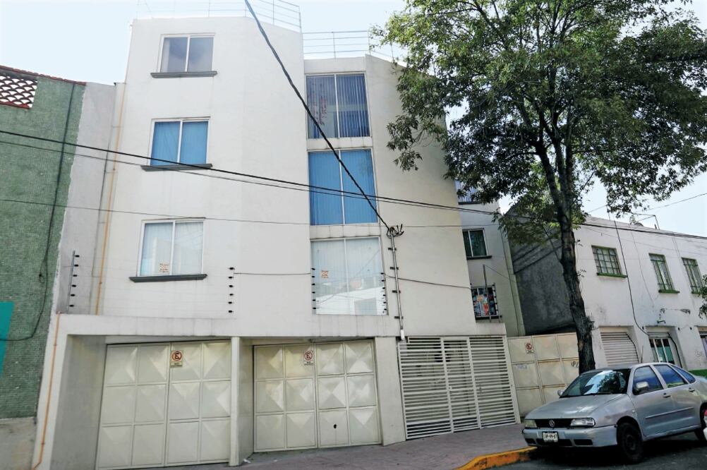El último edificio tomado por el grupo ligado a Los Claudios está en la calle Laguna de Guzmán 60, en la colonia Anáhuac, delegación Miguel Hidalgo (FERNANDO RAMÍREZ. EL UNIVERSAL)
