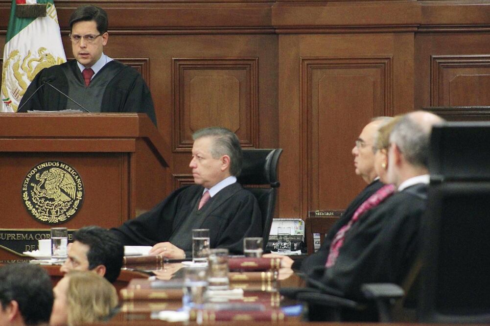 El ministro Alfredo Gutiérrez Ortiz Mena (en el podio) presenta ante el pleno de la Suprema Corte el proyecto de resolución que pretende hacer valer el derecho de los enfermos a acceder a medicamentos a base de marihuana (ARCHIVO EL UNIVERSAL)