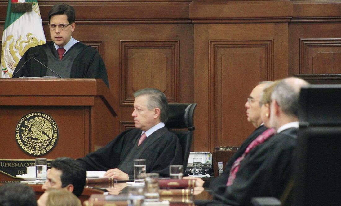 El ministro Alfredo Gutiérrez Ortiz Mena (en el podio) presenta ante el pleno de la Suprema Corte el proyecto de resolución que pretende hacer valer el derecho de los enfermos a acceder a medicamentos a base de marihuana (ARCHIVO EL UNIVERSAL)