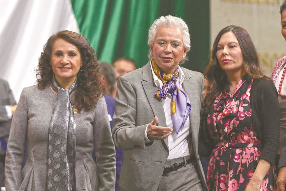 La titular de la Segob, Olga Sánchez Cordero (centro), en la Cámara Baja. CARLOS MEJÍA. EL UNIVERSAL