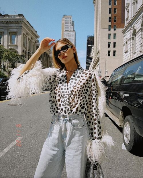 Michelle Salas sabe cómo combinar las plumas en los looks de esta temporada