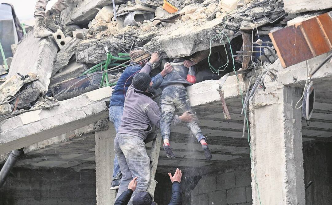 Los residentes recuperan a una niña herida de los escombros de un edificio derrumbado. Los propios ciudadanos se movilizaron para rescatar de los derrumbes a las personas atrapadas, incluso se organizaron para desplegar insumos y ayuda humanitaria.