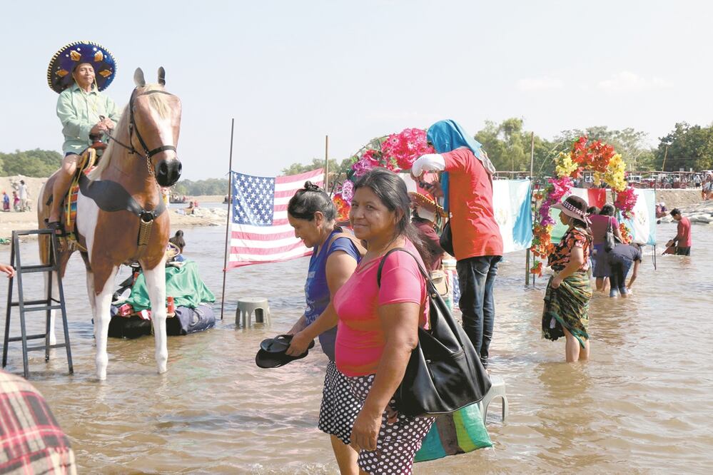 Para la feria del Primer Viernes de Cuaresma, la cual recibe a centroamericanos, fue retirado el personal de Migración y de la Guardia Nacional; en el río Suchiate se instalaron banderas de Guatemala, México y Estados Unidos. Foto: MARÍA DE JESÚS PETERS