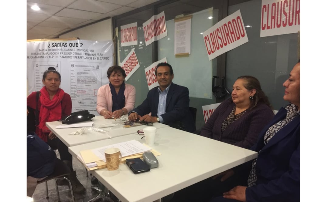 Los inconformes colocaron leyendas de "Clausurado". /Especial