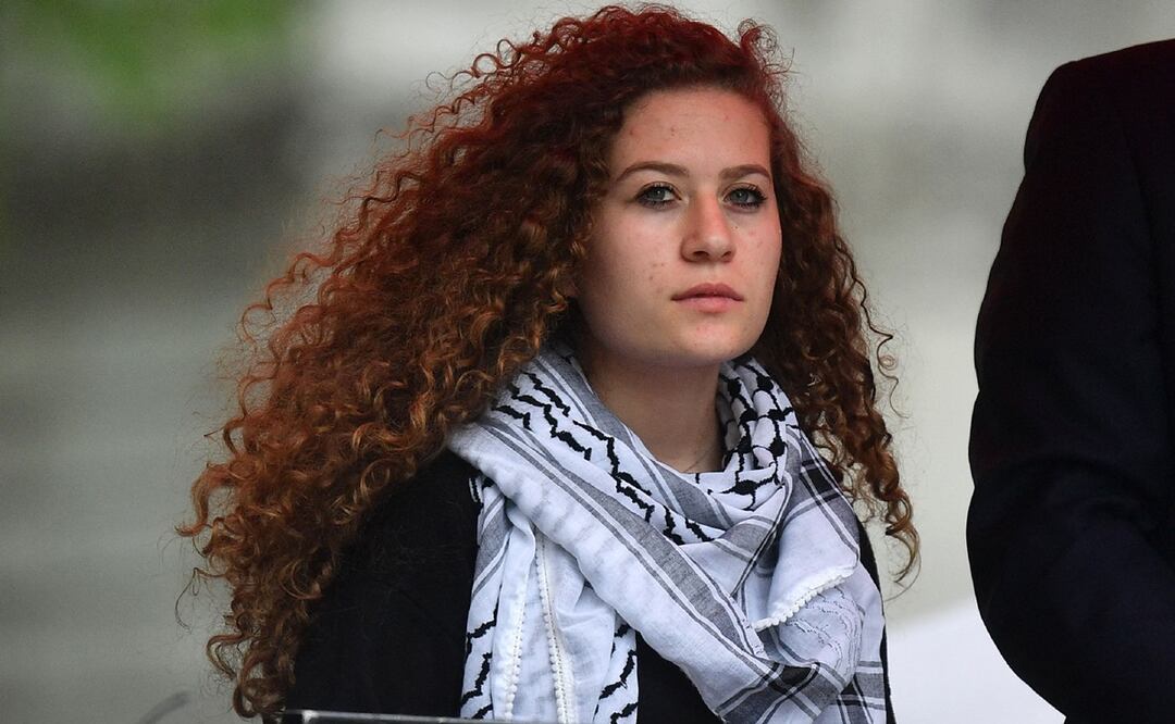 La activista palestina Ahed Tamimi espera hablar en una manifestación pidiendo justicia para los palestinos en medio de una creciente amenaza de una nueva guerra en el Medio Oriente, en el centro de Londres. Foto: AFP