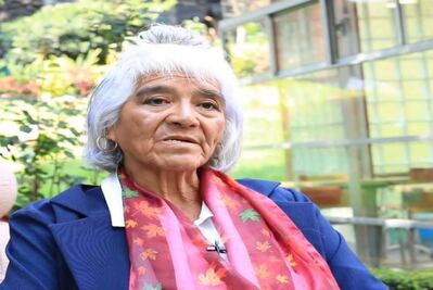 Obtiene título como abogada a los 80 años