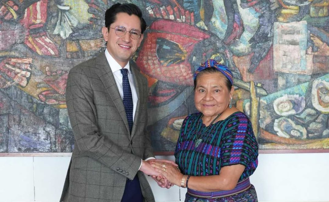 El secretario de relaciones exteriores, Roberto Velasco, y la activista guatemalteca-mexicana Rigoberta Menchú. Foto: X @SRE_mx
