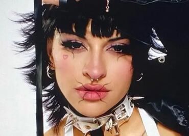 Cazzu: el particular accesorio que usa la cantante y que complica sus besos con Christian Nodal