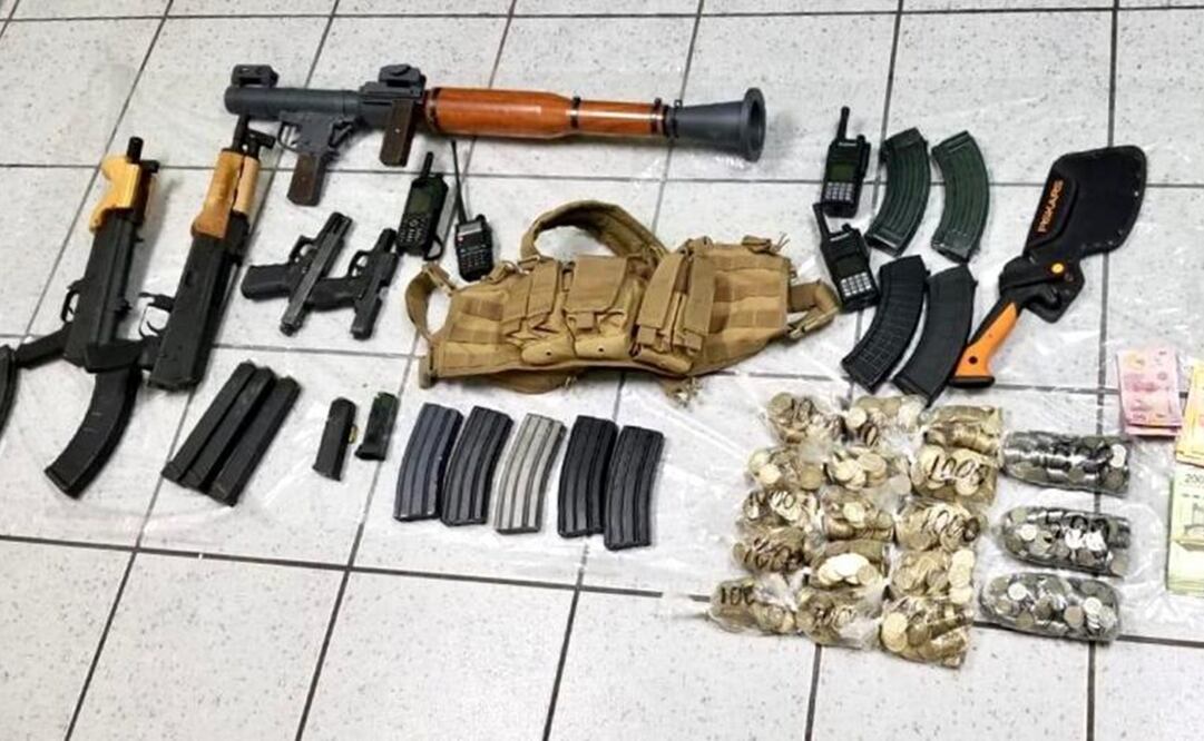 En el interior del taller se aseguraron armas de fuego de uso explusivo del Ejército, cargadores, radios de comunicación, entre otros objetos / FOTO: Especial