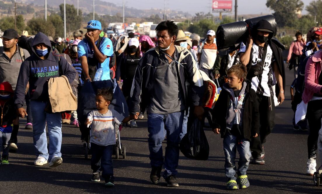 Migrantes que participan en una caravana caminan por la autopista México-Puebla rumbo a la Ciudad de México. Foto: Reuters