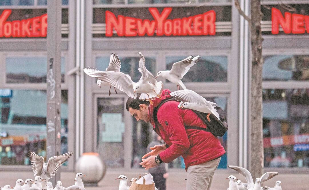 Un hombre, en una plaza comercial en Berlín. Alemania extendió su confinamiento para combatir el coronavirus. En septiembre, habrá parlamentarias que marcan la retirada de la canciller Angela Merkel. Foto: John Macdougall. AFP. AFP