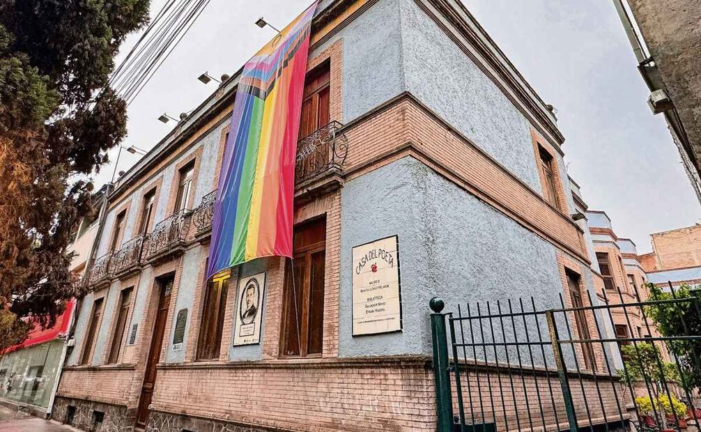 Entre las peticiones está retirar la bandera de la diversidad de la fachada. Foto: Hugo Salvador /EL UNIVERSAL