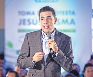 ¡Sorpresa! El tucán cambia a plumaje moreno