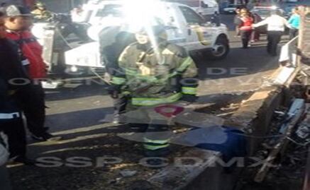 Camioneta vuelca en Glorieta de Insurgentes