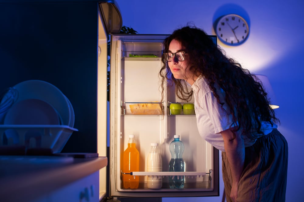 La práctica habitual de abrir la puerta del refrigerador de manera reiterada o mantenerla abierta durante periodos prolongados tiene repercusiones directas en la integridad de los insumos
Foto: Freepik