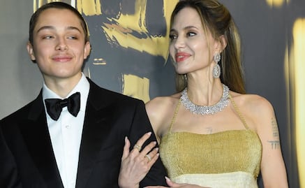 Angelina Jolie deslumbra en la alfombra roja junto a su hijo Knox