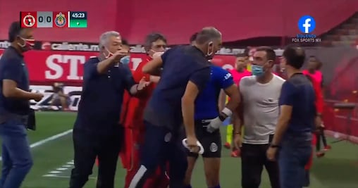 Xolos y Chivas protagonizan bronca en las bancas del Estadio Caliente