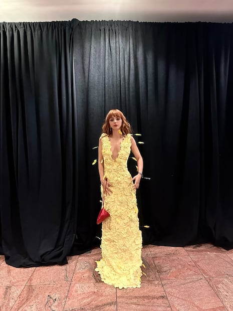 Natalia Téllez complementó su look con joyería de Pomellato y bolso rojo de Longchamp. Foto: Instagram @natalia_tellez