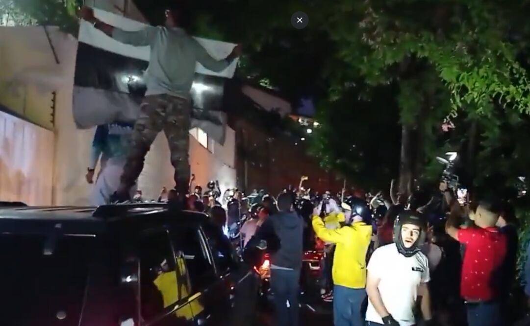 Gente antichavista apoyando a los refugiados fuera de la embajada de Argentina en Venezuela el 29 de julio del 2024. Foto: @EmmaRincon