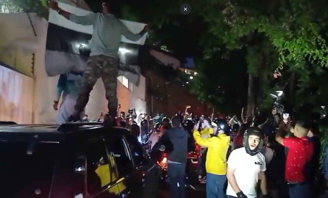 Gente antichavista apoyando a los refugiados fuera de la embajada de Argentina en Venezuela el 29 de julio del 2024. Foto: @EmmaRincon