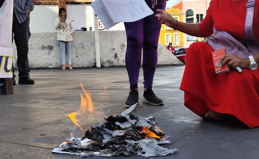 María Luisa prendió fuego a la resolución judicial que le negó el reconocimiento de su inocencia. Foto: Especial