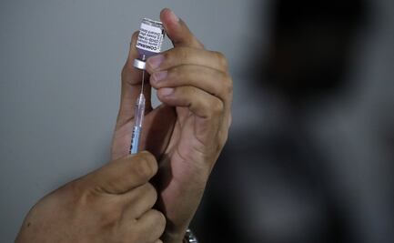 Combinar vacunas de Pfizer y AstraZeneca aumentan efectos secundarios: estudio