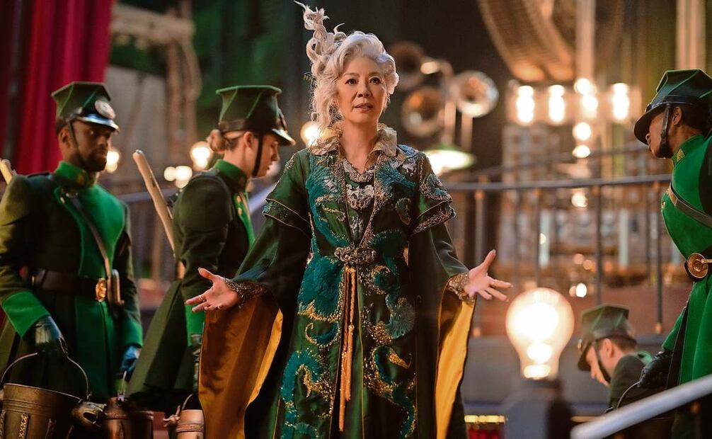 Michelle Yeoh interpreta a la señora Morrible. Fotos: Universal Pictures y Clasos