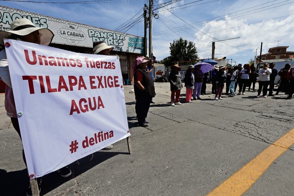 Los habitantes de Santiago Tilapa denunciaron que o comen o pagan el servicio de agua en pipas que autoridades les venden. Foto: de Jorge Alvarado. El Universal