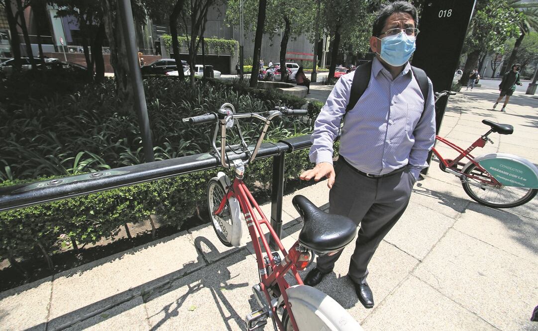 Para Domingo, usuario de Ecobici, las estaciones deberían instalarse en puntos clave; Arturo señala que “ya dieron su batalla”. Foto:  CARLOS MEJÍA. EL UNIVERSAL