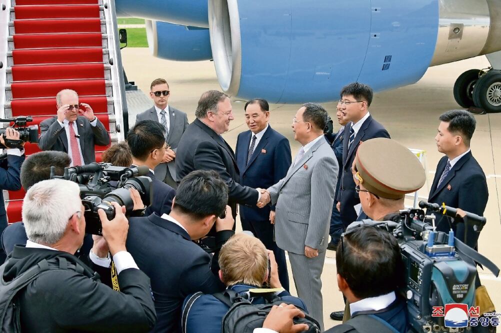 Mike Pompeo, secretario de Estado de EU (izq.), ayer a su llegada a Pyongyang. Foto: ANDREW HARNIK. AP